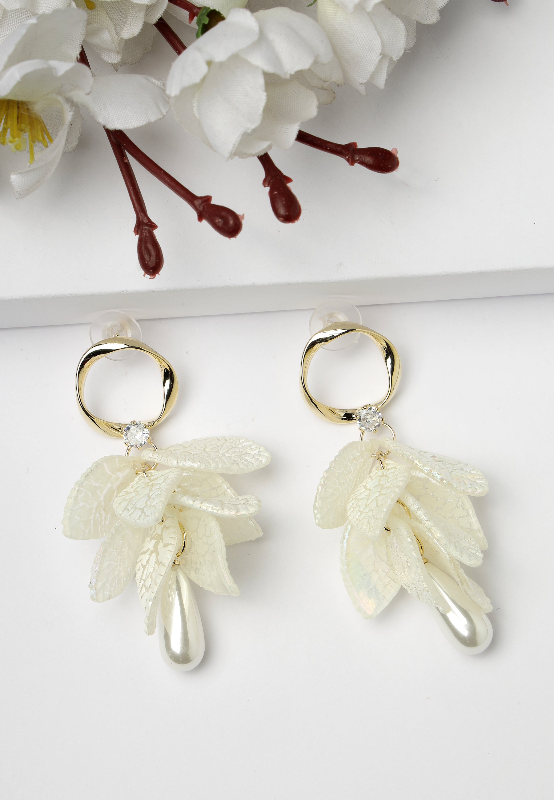 Cascading White Leaf Dangle Oorbellen