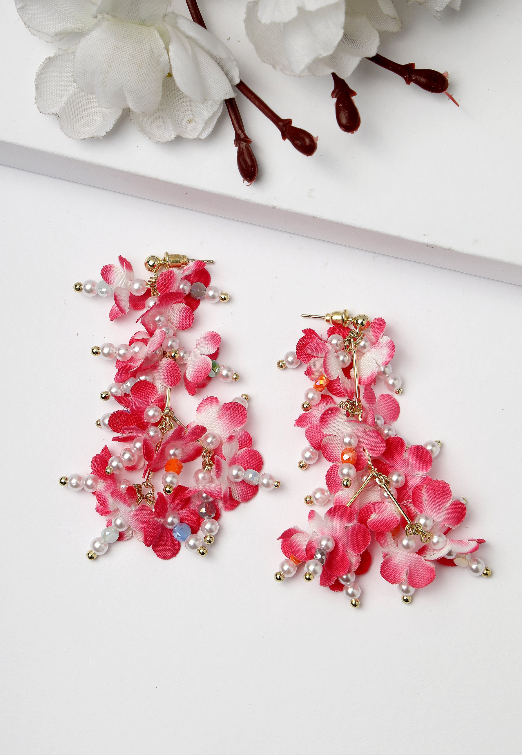 Hermosos aretes colgantes con flores rosas