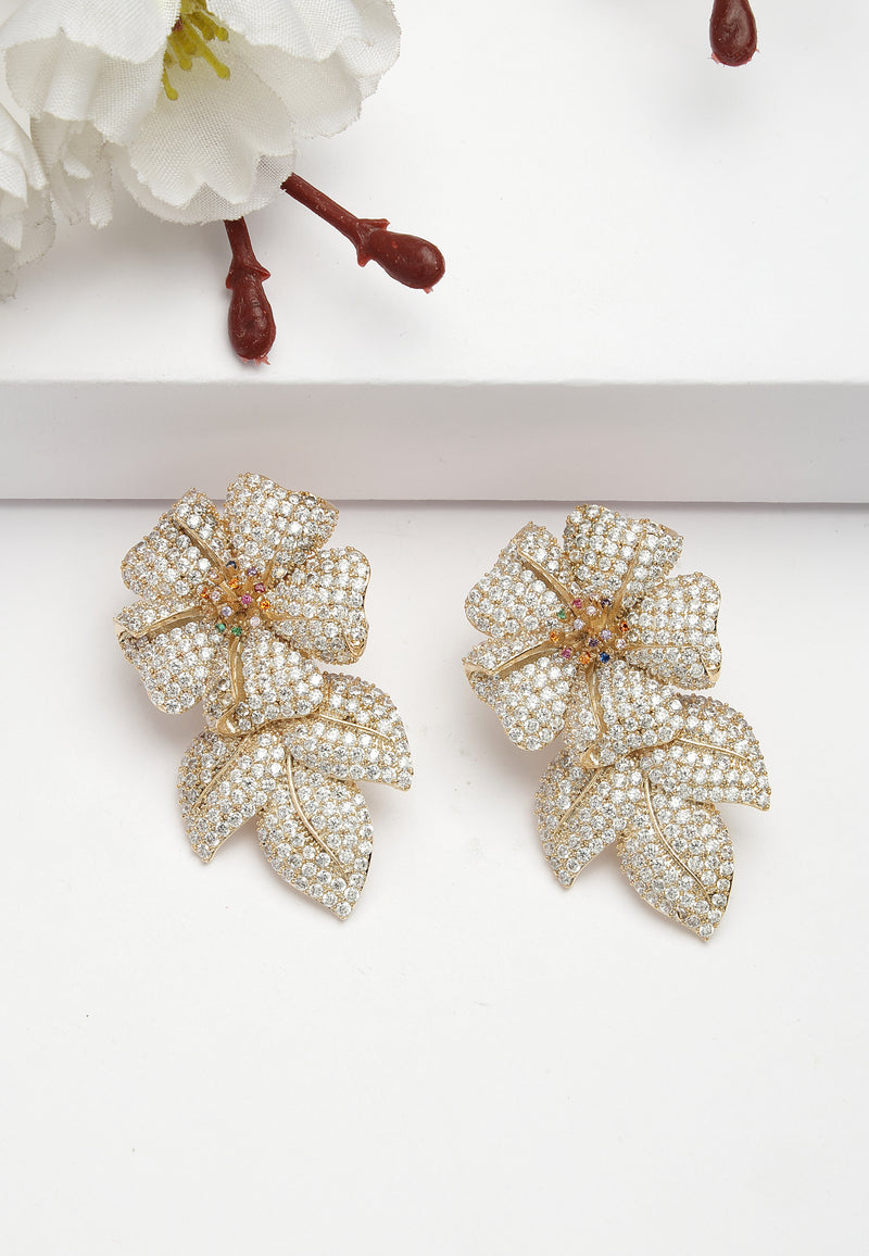 Pendientes de flores y hojas brillantes