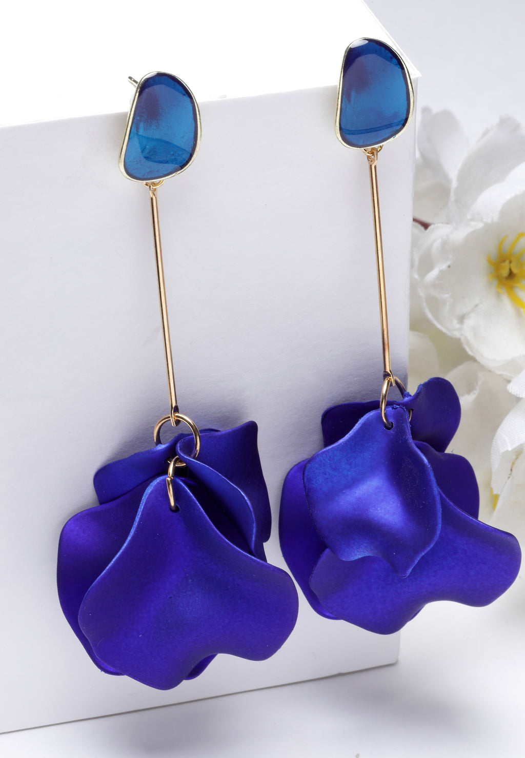 Orecchini pendenti con petali blu metallizzato