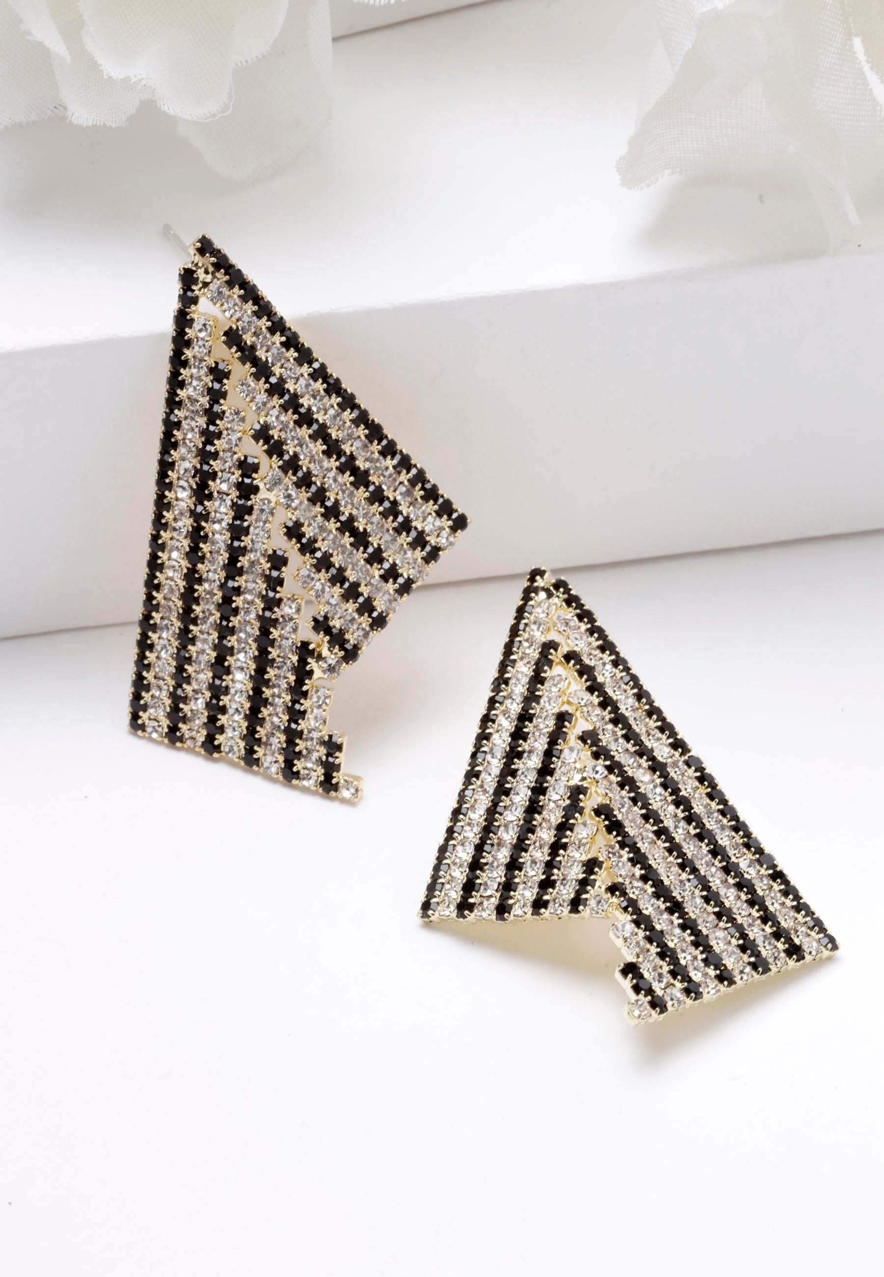 Asymetryczne trójkątne kolczyki z białych kryształów