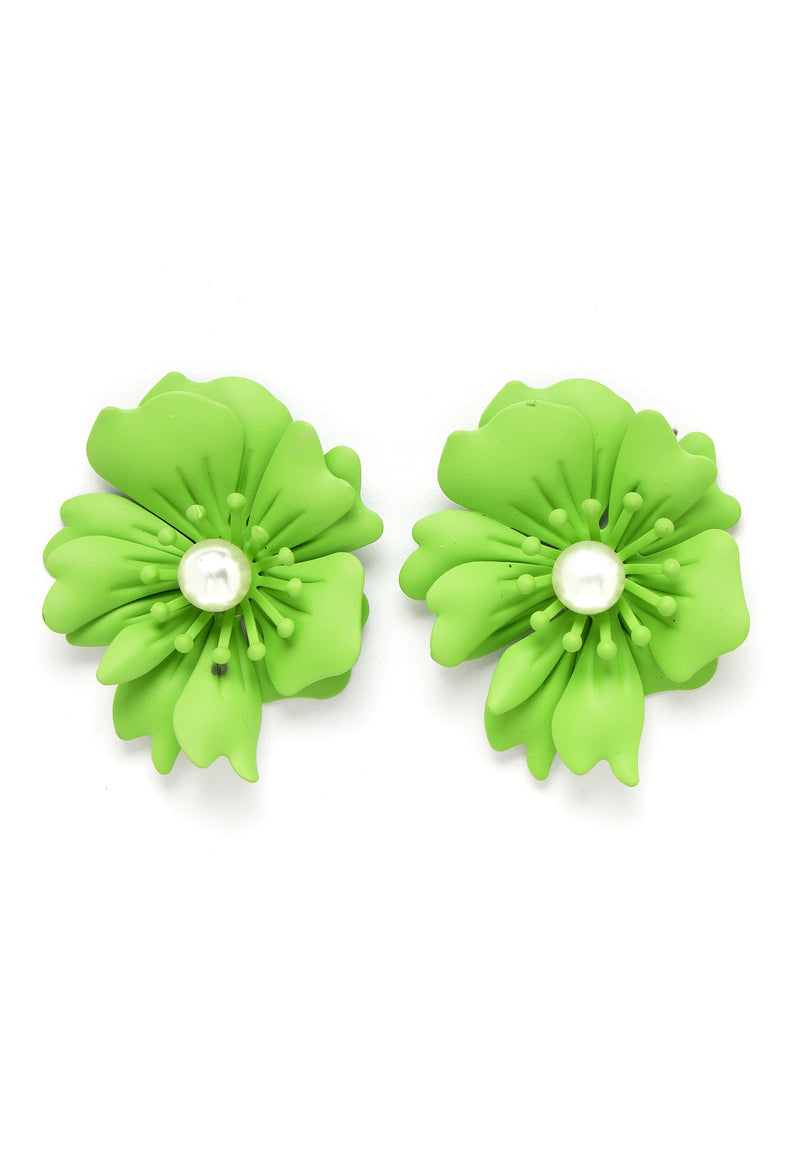 Kolczyki z perłowymi kwiatami w kolorze zielonej herbaty Matcha