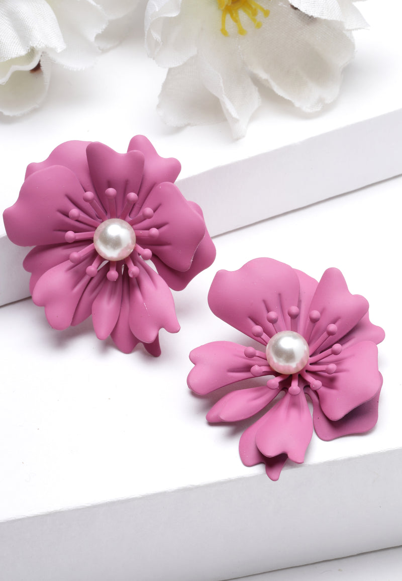 Pendientes de perlas florales en rosa oscuro