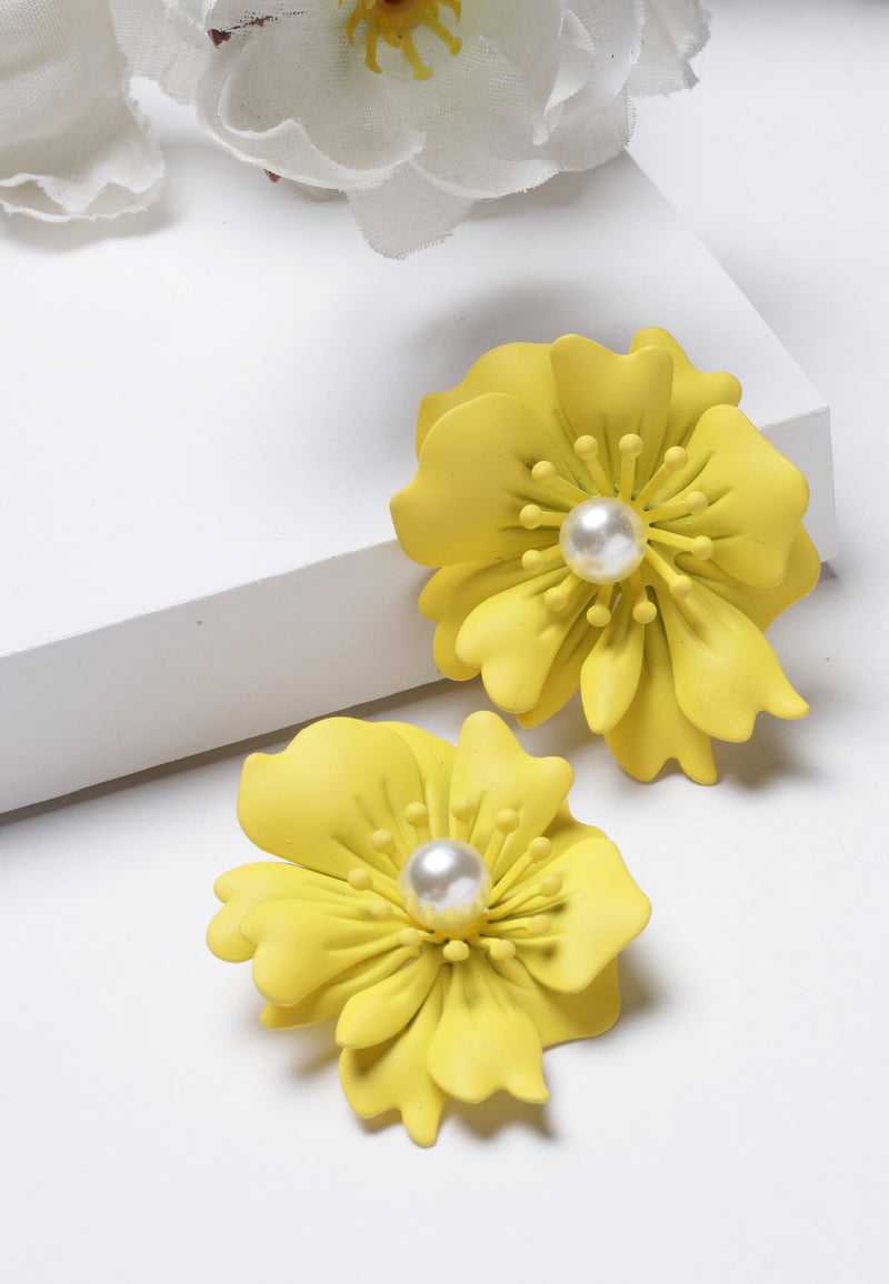 Aretes de perlas florales en amarillo