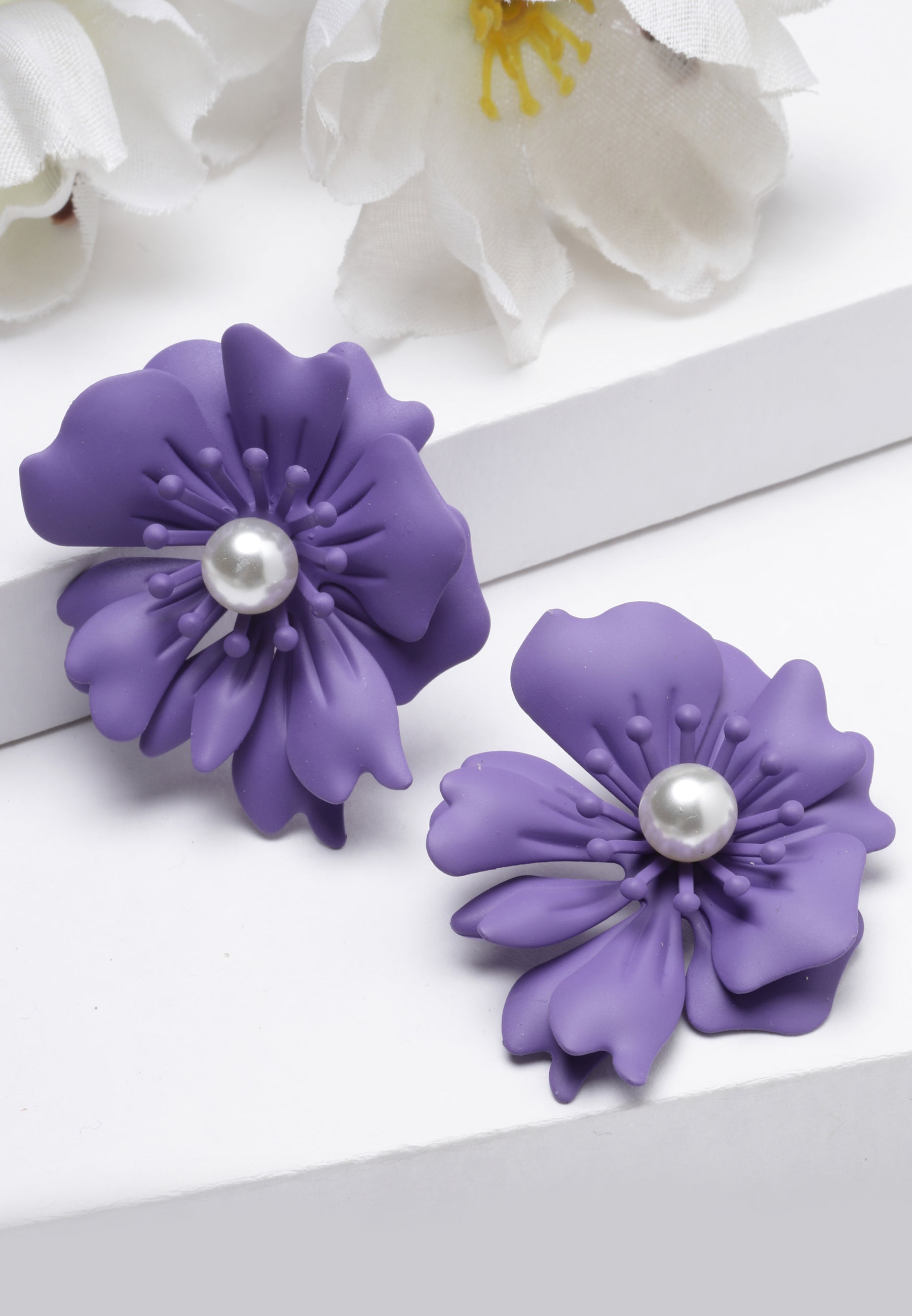 Blumenperlen-Ohrstecker in Violett