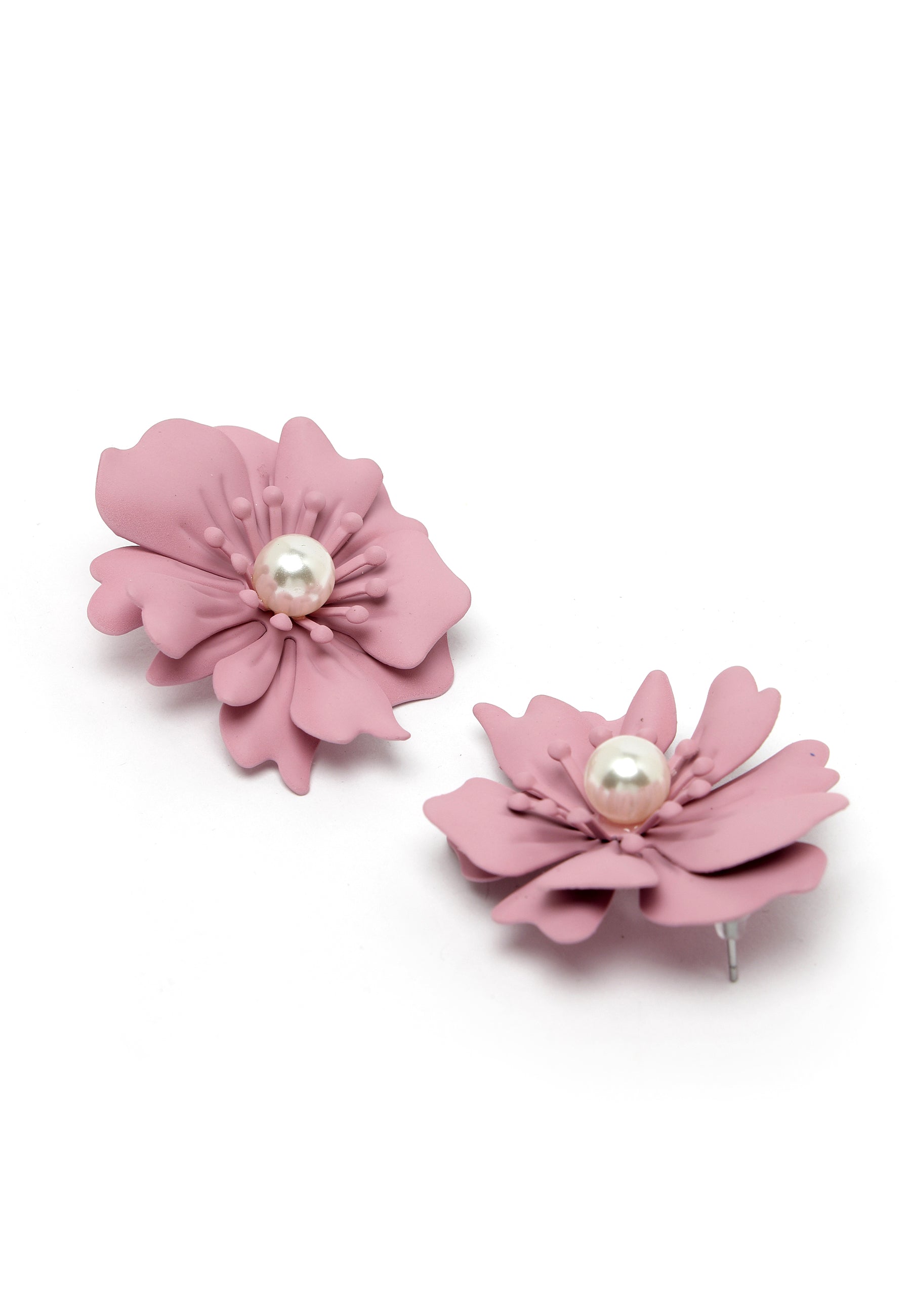 Kolczyki sztyfty z kwiatowymi perłami w kolorze jasnoróżowym