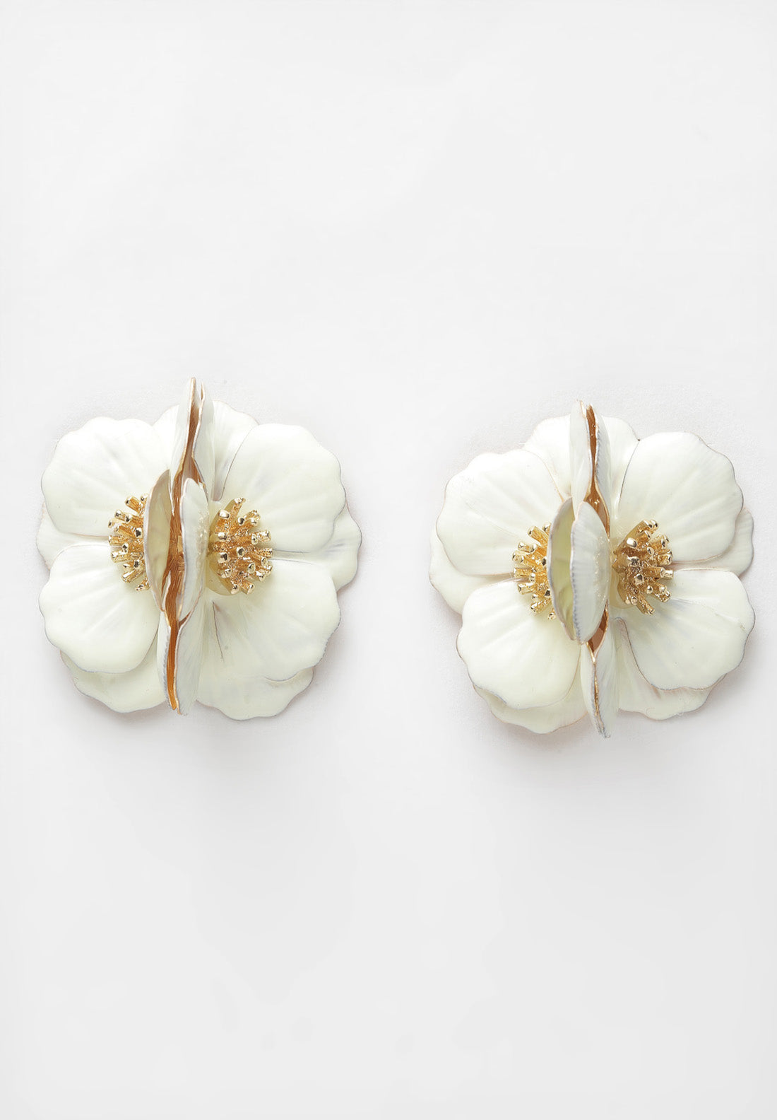 Pendientes metálicos florales blancos